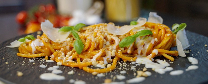 Spaghetti cu sos de Pomodorini al Forno, busuioc parfumat și Parmigiano Reggiano în trei texturi